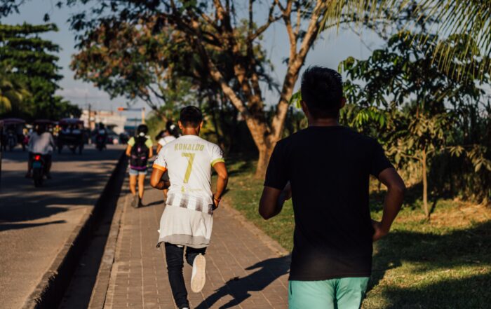 Dos personas corriendo en un parque, retomando el running en otoño tras el verano