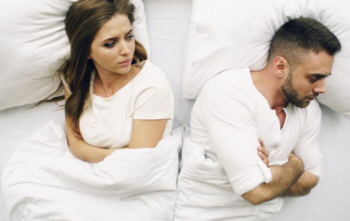 Pareja hablando en una sesión de terapia de pareja